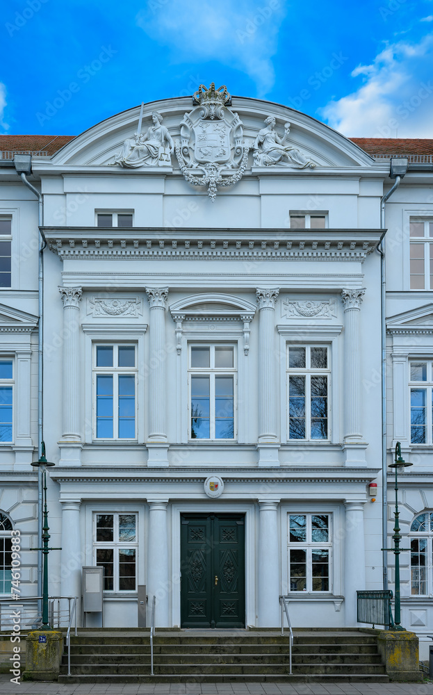 Obraz premium Renovierte klassizistische Prunkfassade der denkmalgeschützten ehemaligen Justizkanzlei in Güstrow - Inschriften wurden teilweise retuschiert