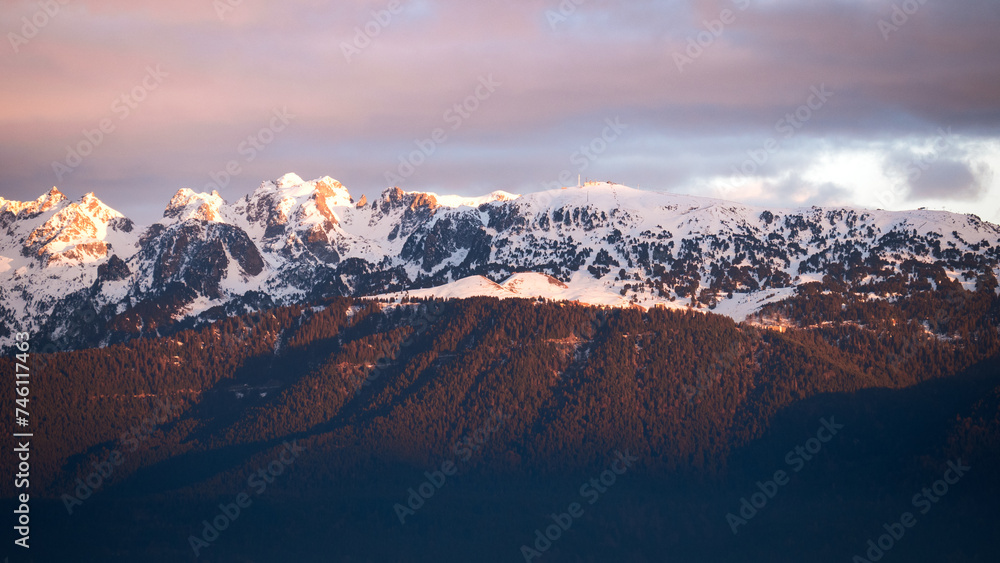 Coucher de soleil sur le massif de Belledonne à Chamrousse en hiver