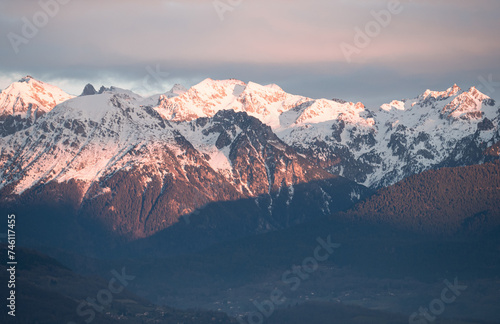 Coucher de soleil sur les montagnes du massif de Belledonne en hiver