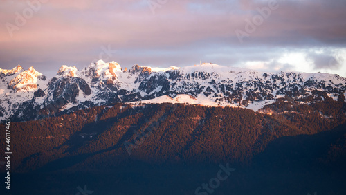 Coucher de soleil sur le massif de Belledonne    Chamrousse en hiver