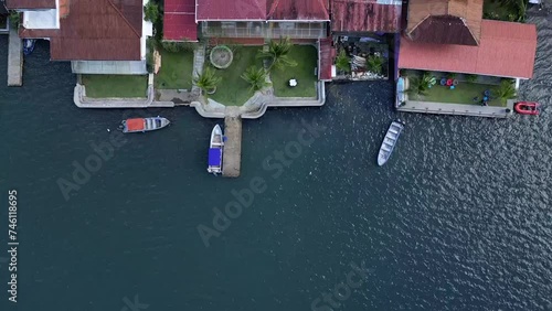 Vistas aéreas con drone de el pueblo de Portobello en Colon , Panamá. Alta Resolución en video. photo