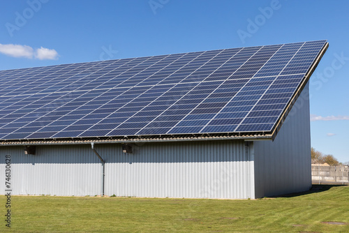Halle mit Photovoltaik-Anlage, Solarzellen auf dem Dach in einem Gewerbegebiet in Niebüll, Schleswig-Holstein, Deutschland