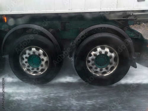 Obraz na płótnie Dangers driving near trucks w salonie
