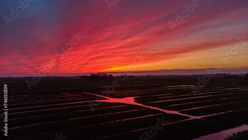 Majestätischer Sonnenuntergang über idyllischem Feld - Drohnenaufnahme