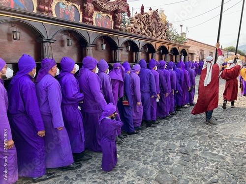 Tablou pe pânză ¨Cucuruchos¨ (penitents) carrying on shoulders the heavy wooden float of the procession of La Merced, Antigua Guatemala during Good Friday