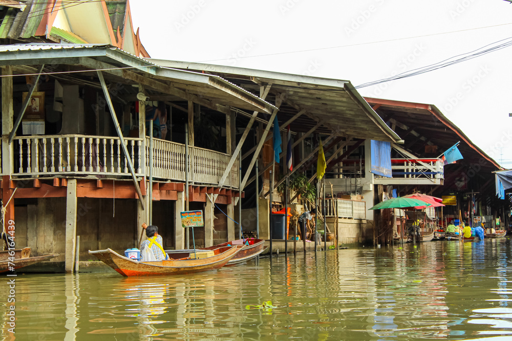 Lao-tuk-luck Floating Market is a oldest floating market