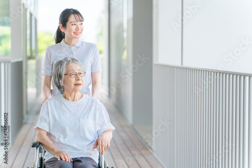 散歩する介護士・理学療法士と高齢者女性（日本人）
 photo