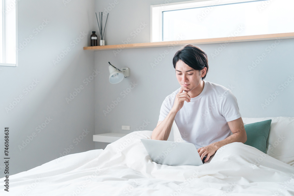 家・ホテルの寝室・ベッドルームでノートパソコンを使う若い男性(フルリモート・在宅勤務・ニュース)
家・ホテルの寝室・ベッドルームでノートパソコンを使う若い男性(フルリモート・在宅勤務・ニュース)