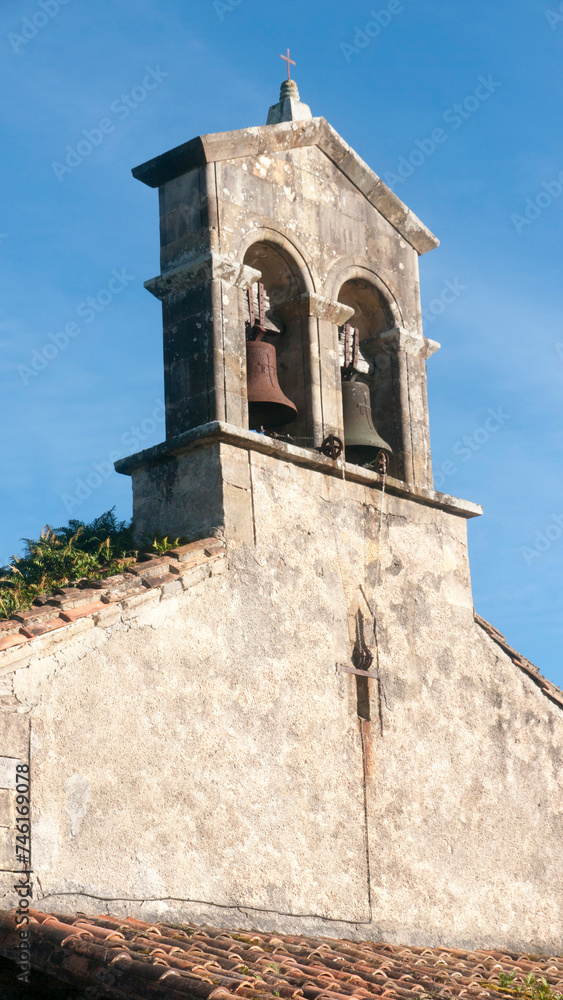 Fachada de iglesia románica en Asturias