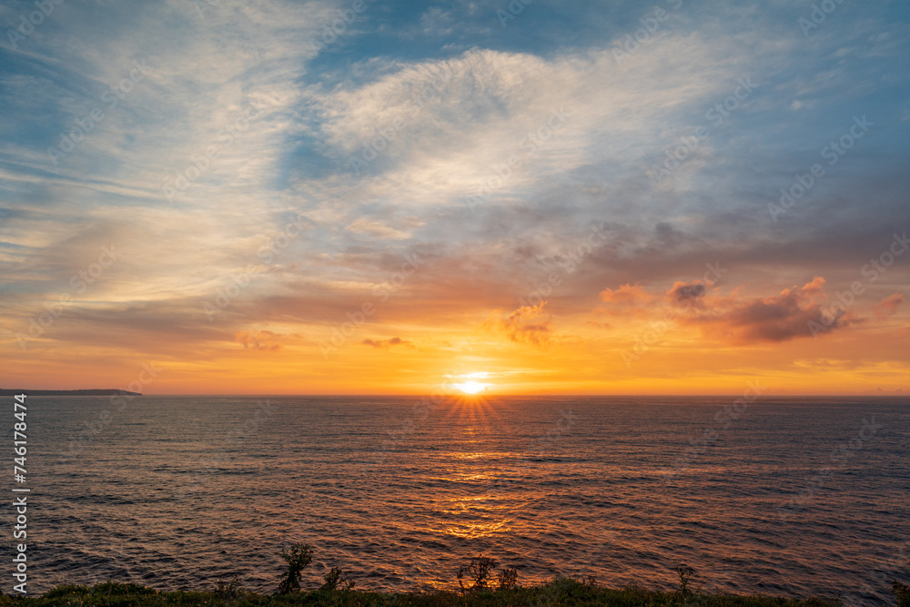 Fototapeta premium 海に沈む夕日