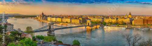 Obraz na płótnie Budapest Hungary, panorama city skyline at Danube River with Chain Bridge w salonie