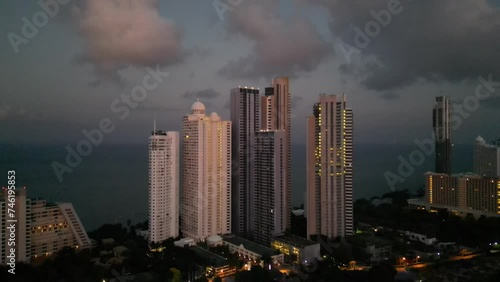 Wallpaper Mural 일출을 맞이하는 파타야 바닷가, 웡아맛 바닷가  Torontodigital.ca