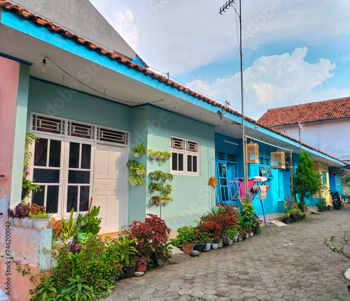 A rented house that is neatly arranged with a view of the blue sky during the day. A rented house that is built horizontally dan multi-storey building.
 photo