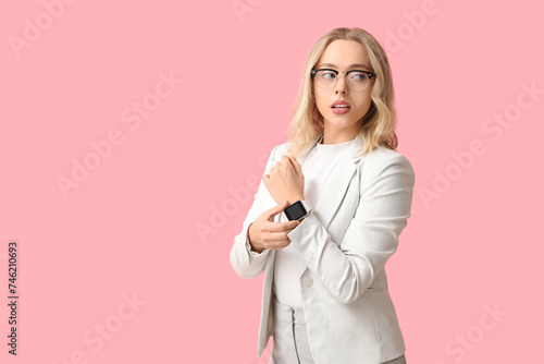 Pretty young businesswoman ...