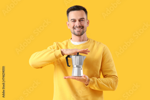 Smiling man holding moka po...