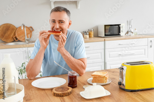 Middle-aged man eating swee...