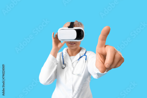 Mature female doctor in VR ...