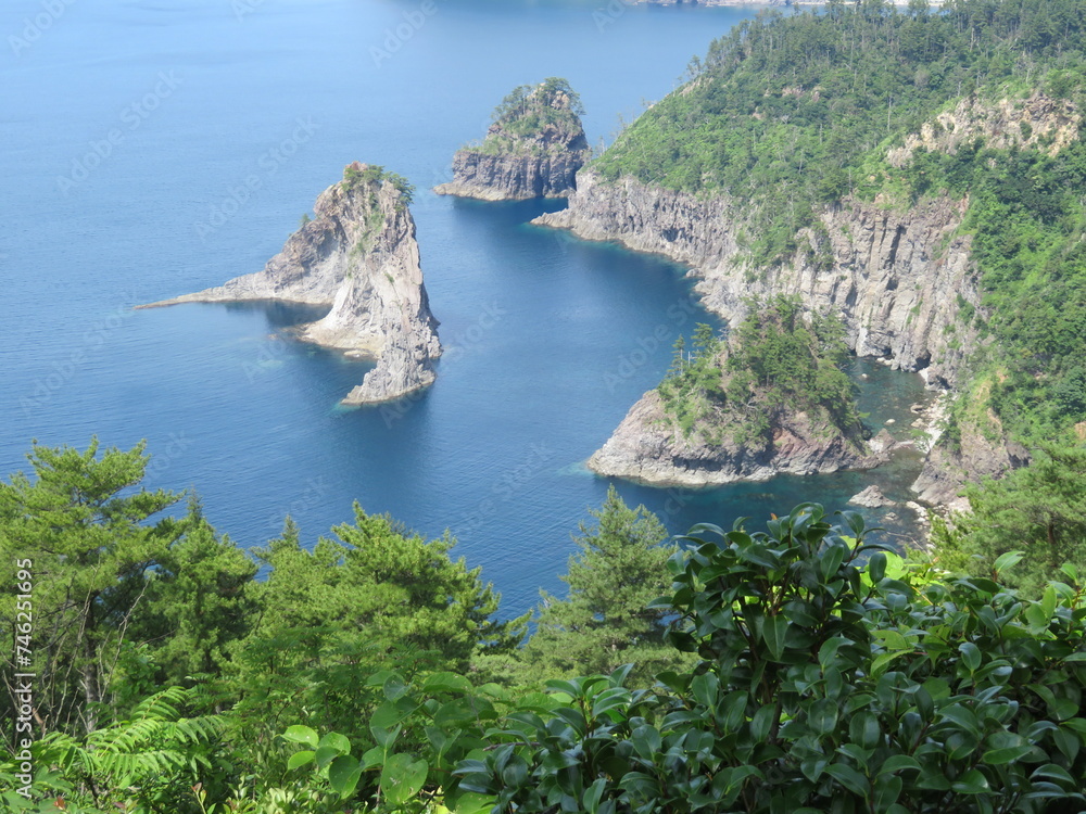 Fototapeta premium 与那国島の崖と小島、岩