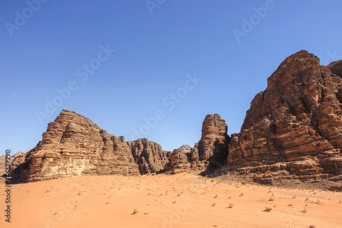 the fascinating arid and desert landscape of Wadi Rum © Bookaroo68