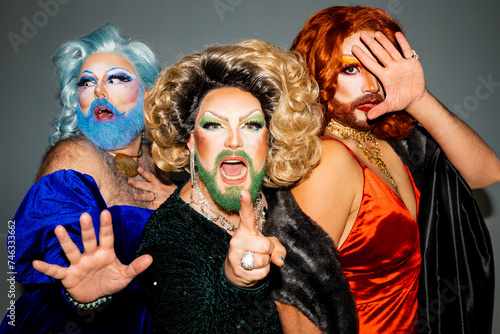 Fotografie Group of drag queens pointing a finger at camera in defiance