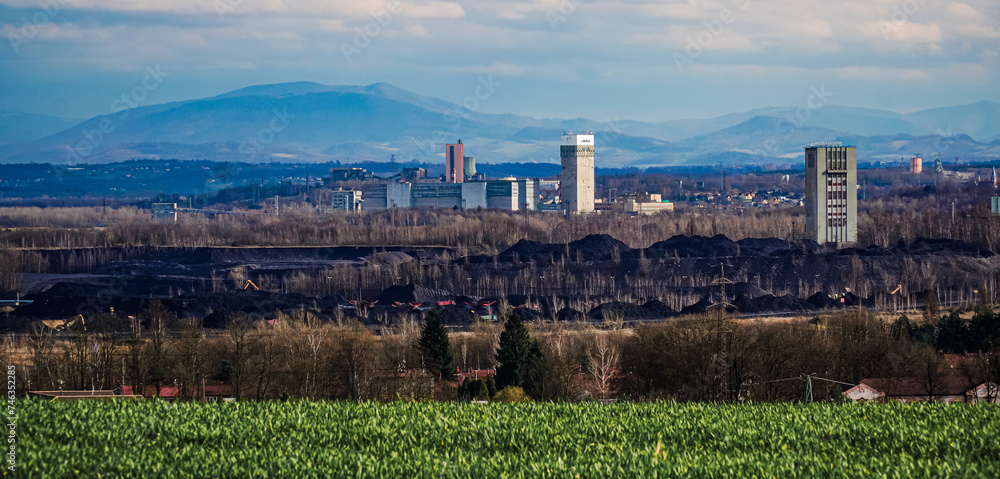 Panorama, tereny przemysłowe z kopalniami węgla i widokiem na góry w Czechach