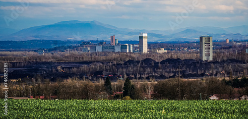 Panorama, tereny przemysłowe z kopalniami węgla i widokiem na góry w Czechach © Franciszek