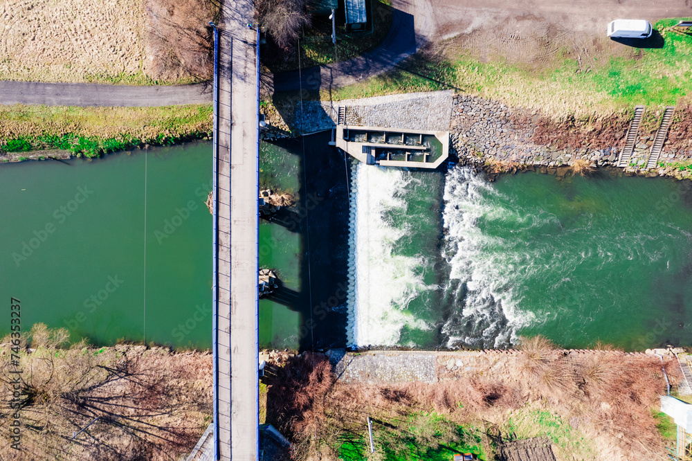 Rzeka Olza w okolicy miasta Karwina w Czechach. Panorama z dronu zimą.