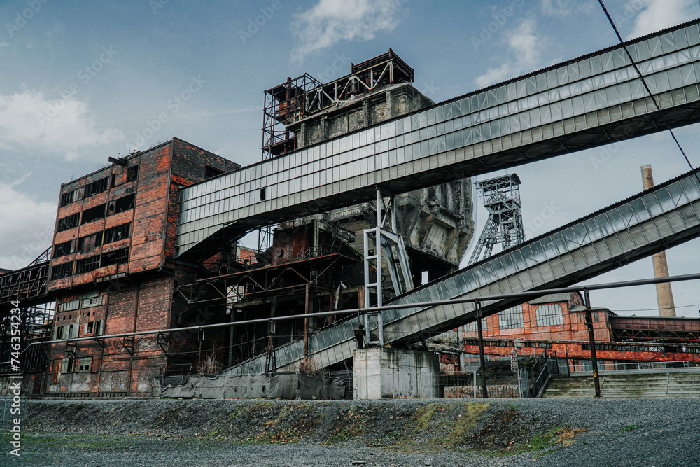 Dolny Obszar Witkowic, to unikalna atrakcja Ostrawy w Czechach. Stanowi strefę przemysłową, w której jeszcze nie tak dawno wydobywano węgiel i przetapiano żelazo. - obrazy, fototapety, plakaty 