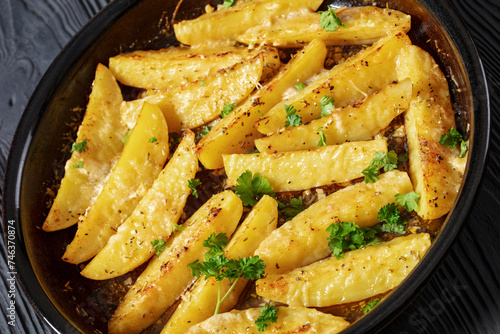Foto greek lemon potatoes with garlic, cheese on dish