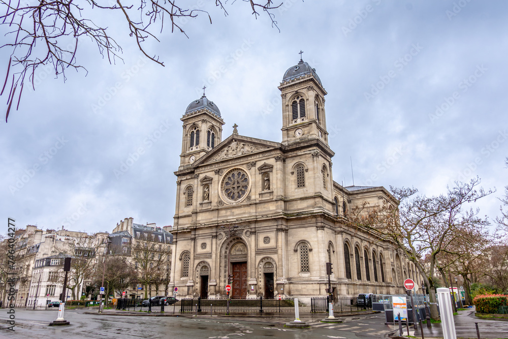 Paris, France - 25 février 2024: Vue extérieure de l'église catholique Saint-François-Xavier, monument historique situé boulevard des Invalides, dans le 7ème arrondissement de Paris