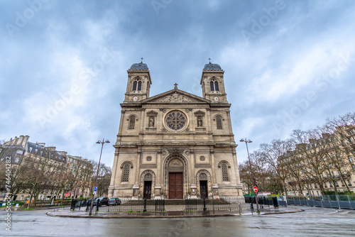 Vue extérieure de l'église catholique Saint-François-Xavier, monument historique situé boulevard des Invalides, dans le 7ème arrondissement de Paris