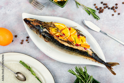 Foto Mackerel baked with oranges.