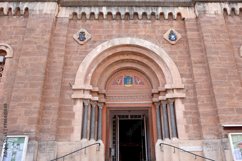 Porte d'entée de la cathédrale notre dame de la victoire à St Raphael
