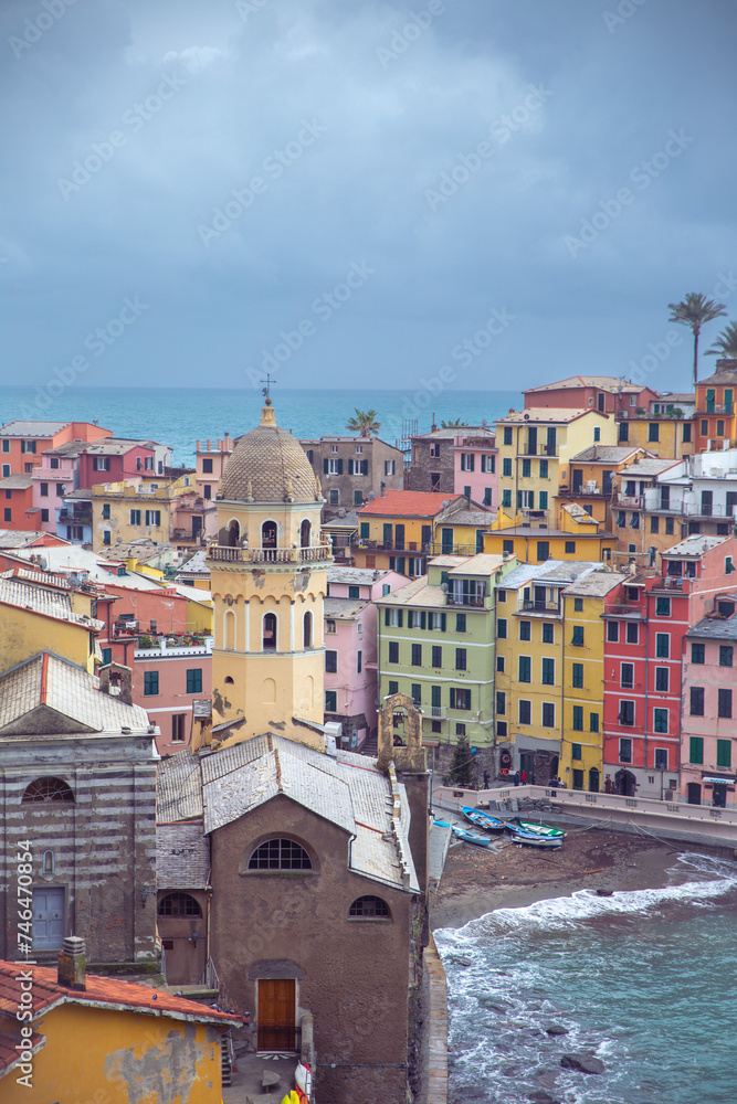 Naklejka premium Colorful seaside town, Vernazza, Cinque Terre, Italy