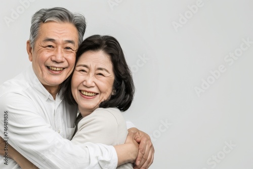 二人で寄り添う仲良しな日本人の年配の夫婦（カップル・おしどり夫婦・友達夫婦） © Maki_Japan