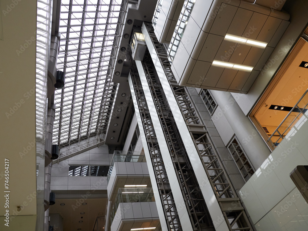 Obraz premium 東京の羽田空港のターミナルのエレベーターの様子