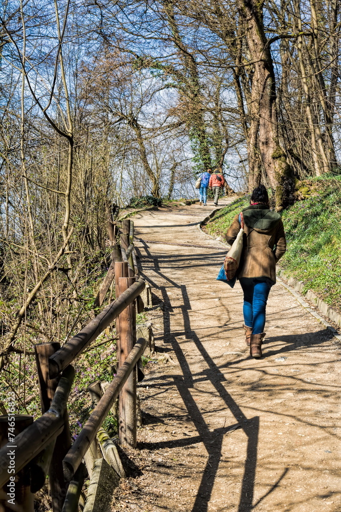 ljubljana, slowenien - frau auf dem weg zur ljubljanaer burg