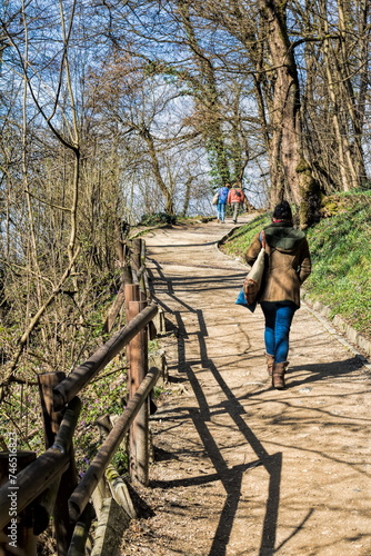 Obraz na płótnie ljubljana, slowenien - frau auf dem weg zur ljubljanaer burg w salonie