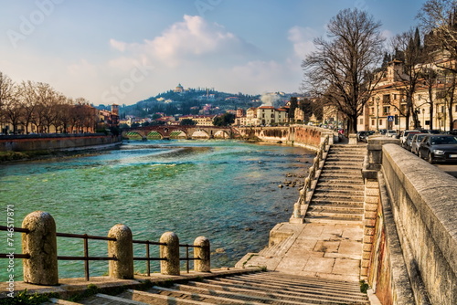 Obraz na płótnie verona, italien - uferpromenade an der etsch w salonie