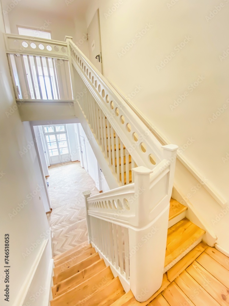 Odrestaurowane, wycyklinowane schody boczne prowadzące na poddasze, strych w starym, przedwojennym domu. Sosnowa klepka, dębowa balustrada. - obrazy, fototapety, plakaty 