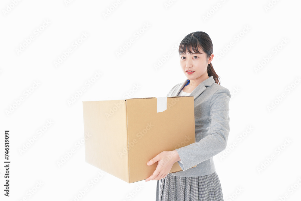 荷物を運ぶ若いビジネスウーマン 荷物を運ぶ若いビジネスウーマン