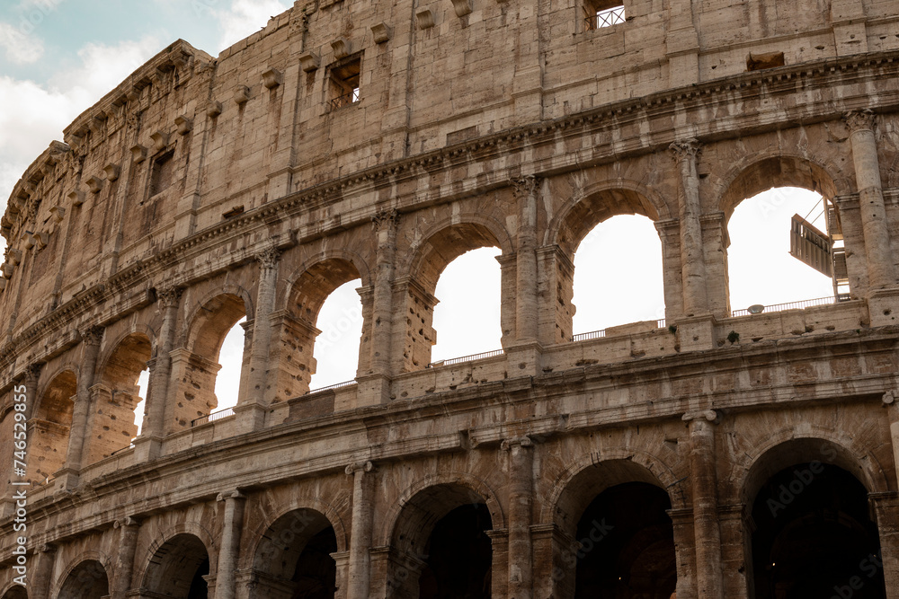 Obraz premium detail of the colosseum on a sunny day with clouds