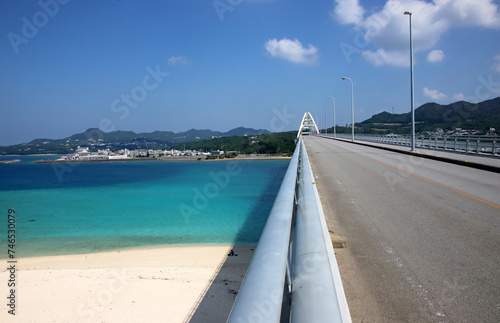 橋上から観る青い海 © macangel44