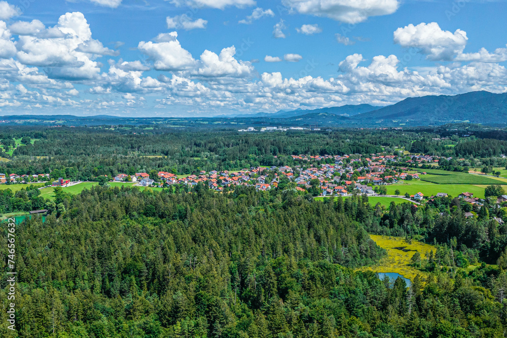 Ausblick auf die idyllische Landschaft um die Osterseen bei Iffeldorf im bayerischen Oberland