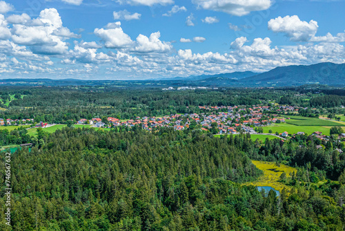 Ausblick auf die idyllische Landschaft um die Osterseen bei Iffeldorf im bayerischen Oberland © ARochau