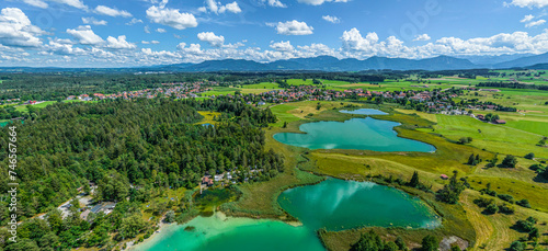 Panoramablick über die Osterseen bei Iffeldorf im bayerischen Oberland © ARochau