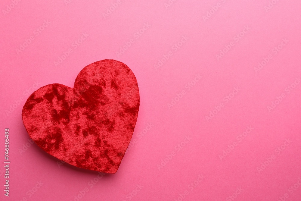 Obraz premium Red textile heart on pink background, top view. Space for text