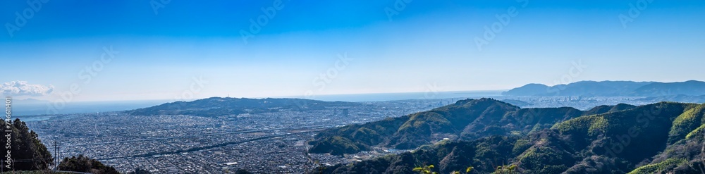 静岡市の市街地である葵区から清水区にかけての町並みのパノラマ風景