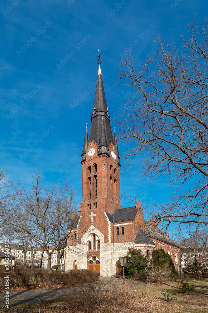 Repräsentativer Sakralbau: die denkmalgeschützte evangelische Verklärungskirche in Berlin-Adlershof, Ansicht von Süden