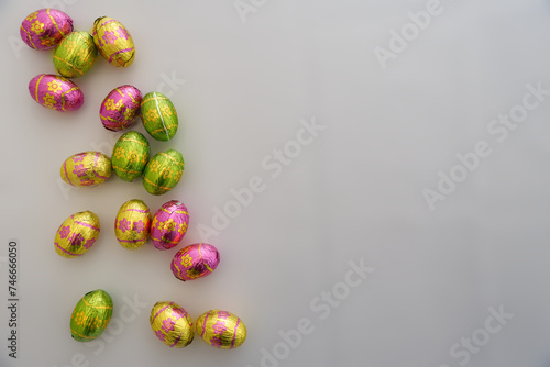 Lapin et œufs de pâques en chocolat sur fond blanc.  photo